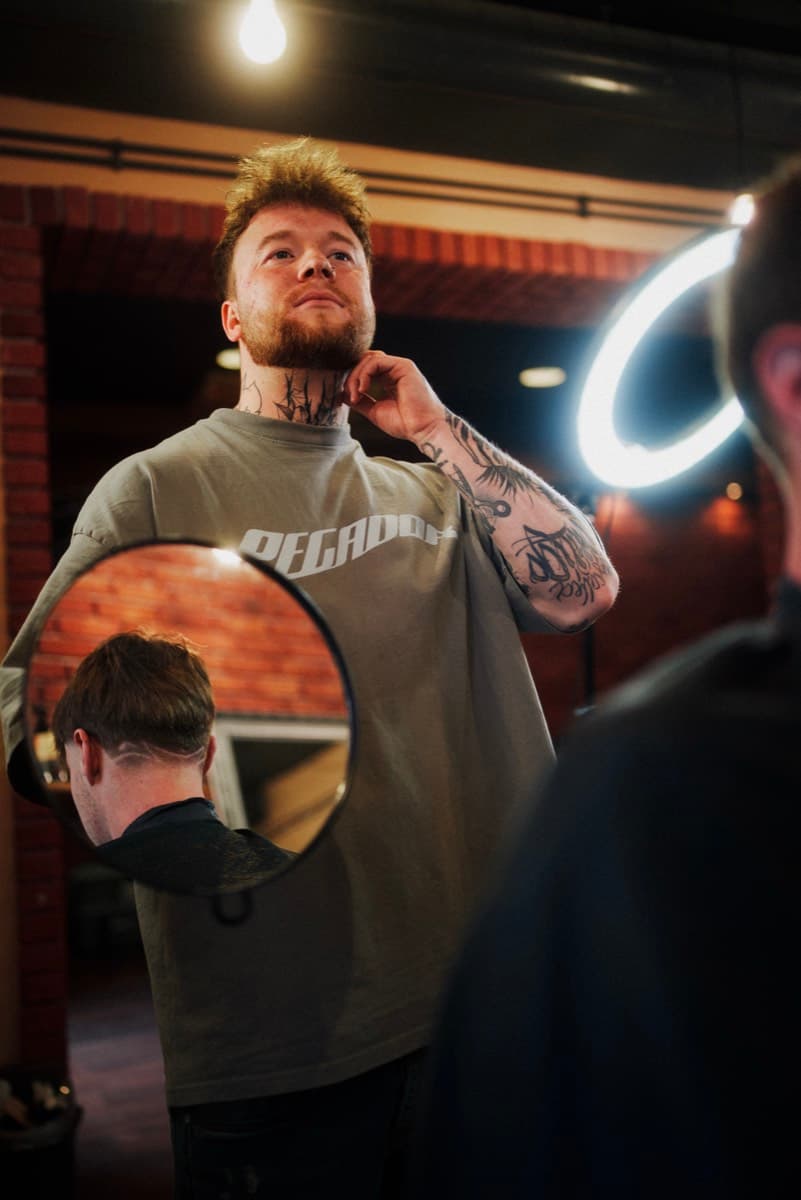 Barber ukazuje výsledok v zrkadle