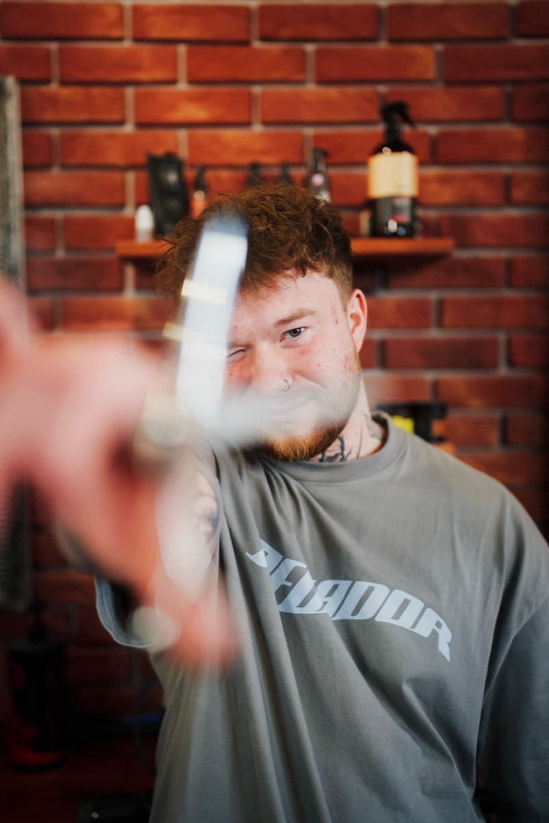 Barber s britvou v ruke