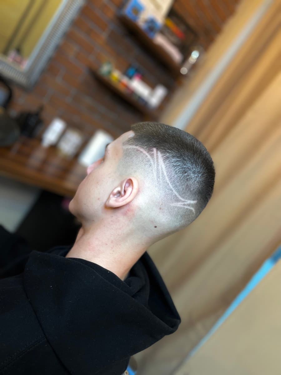 Skin fade s ornamentom