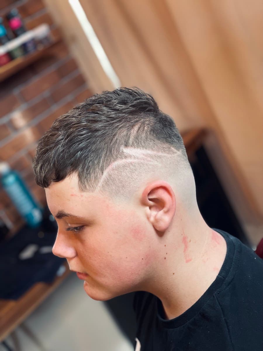 Farebný vzor vystrihnutý vo vlasoch