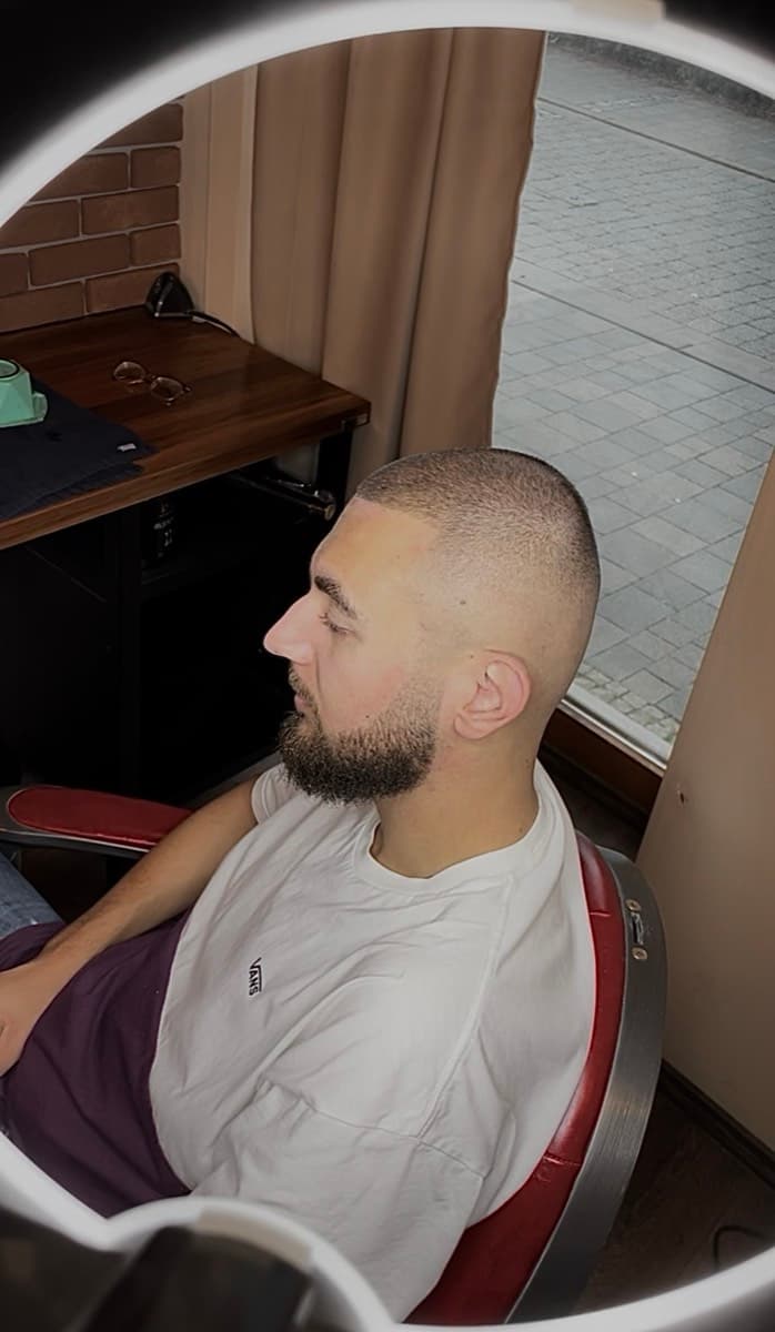 Buzz cut s ostrou linkou