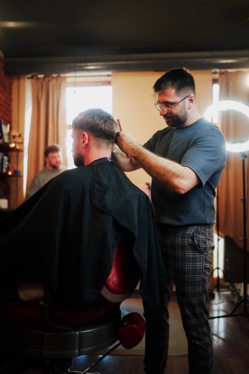 Barber dokončuje strih strojčekom